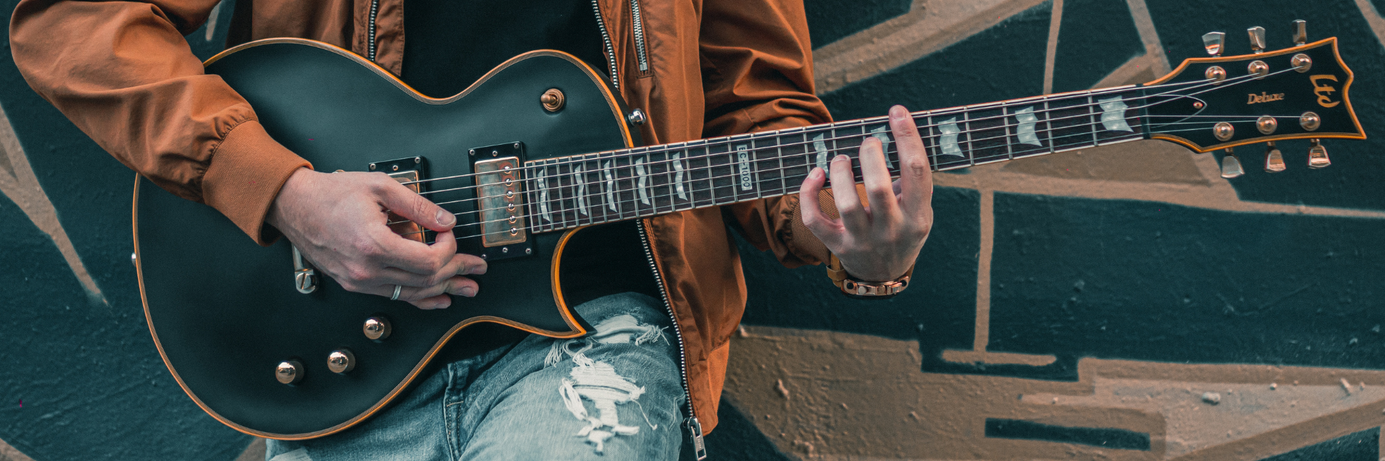 Electric guitar son of drum